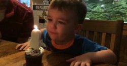 Dieser kleine Junge schafft es kaum, seine Geburtstagskerze auszublasen. Aber Papa kennt einen Trick!