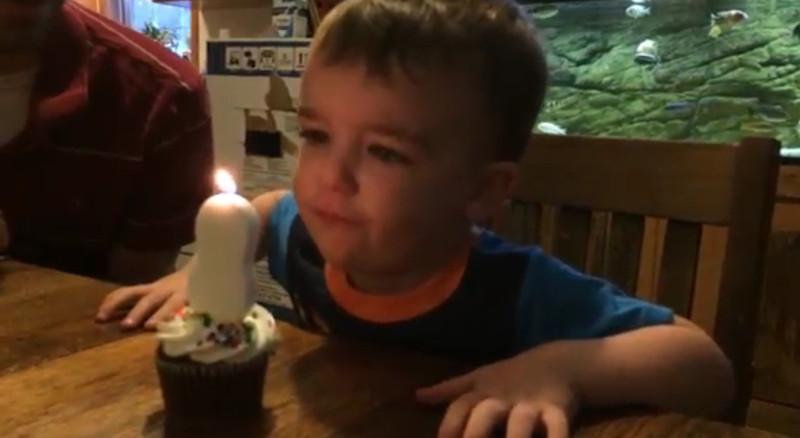 Dieser kleine Junge schafft es kaum, seine Geburtstagskerze auszublasen. Aber Papa kennt einen Trick!